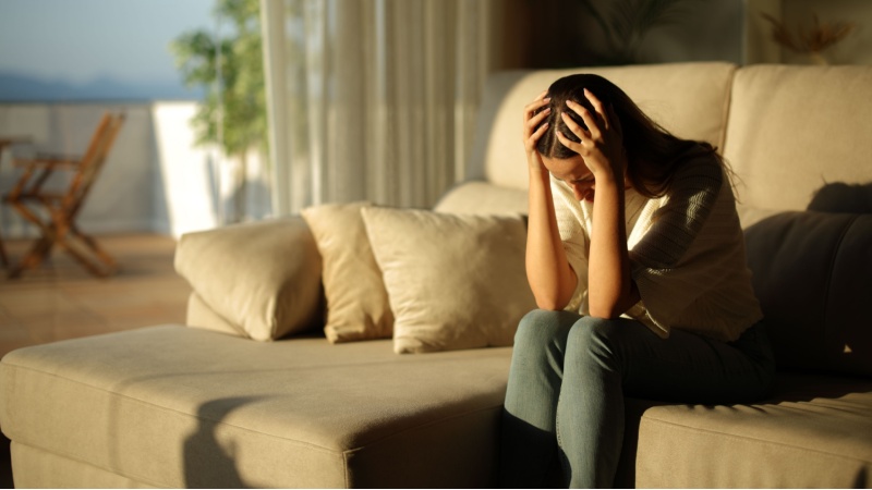 Ragazza triste sul divano